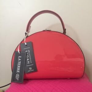 LA TERRE pink patent-leather purse.